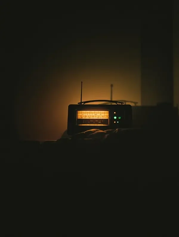 午夜收音机 海报封面